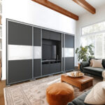 Bond  318 cm Tv-s magasfényű betétes tolóajtós gardrób /DNY/